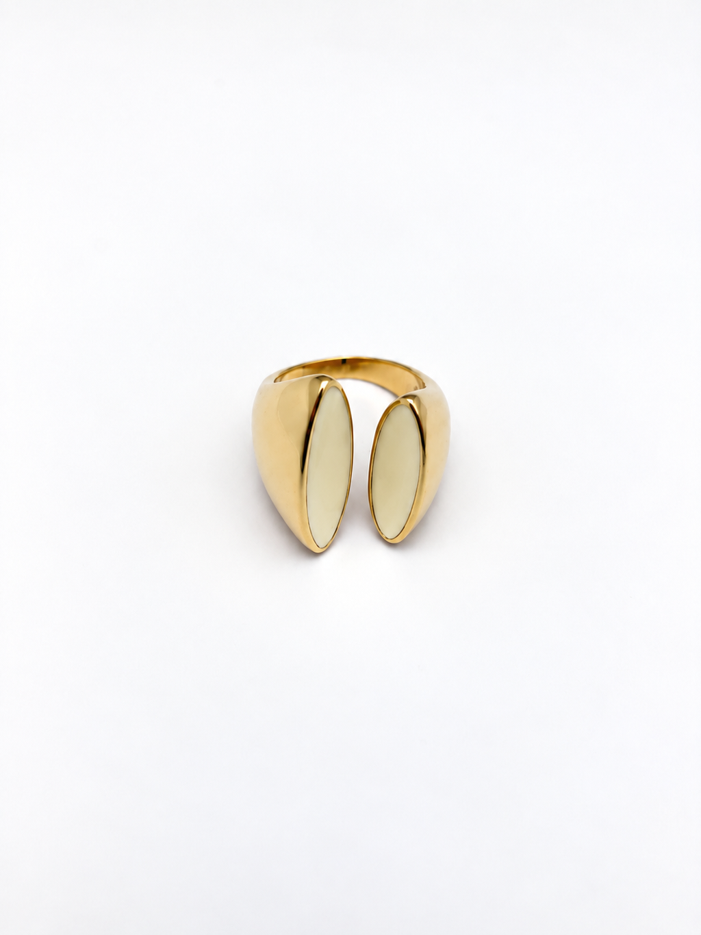 Bague Elia Bertalia, deux cabochons d'émail ivoire sertis dans une monture dorée ouverte