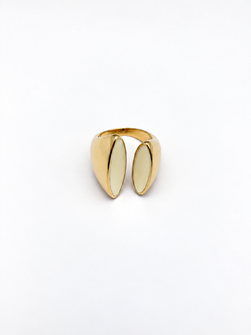 Bague Elia Bertalia, deux cabochons d'émail ivoire sertis dans une monture dorée ouverte