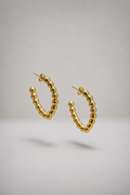 Boucles d'oreilles Léonie, boucles coquillage dorées à l'or fin, bijou Bertalia fait main à Paris.
