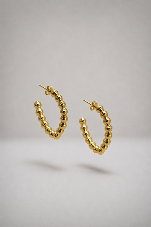 Boucles d'oreilles Léonie, boucles coquillage dorées à l'or fin, bijou Bertalia fait main à Paris.
