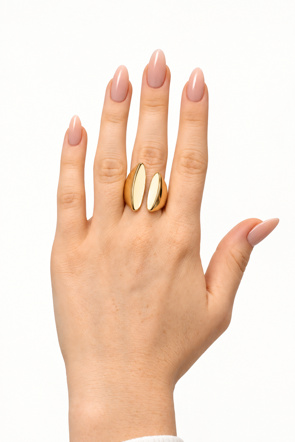Bague Elia émail ivoire portée au majeur, main levée sur fond clair