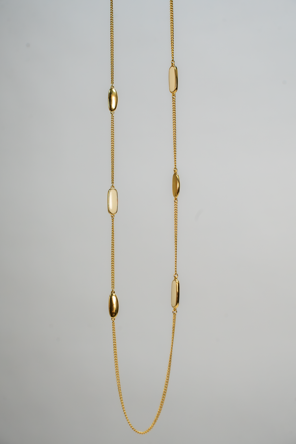 Sautoir Liora, long collier à pendentif émaillé doré à l'or fin, bijou sculptural Bertalia fait main à Paris.