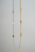 Sautoir Liora, long collier à pendentif émaillé doré à l'or fin, bijou sculptural Bertalia fait main à Paris.