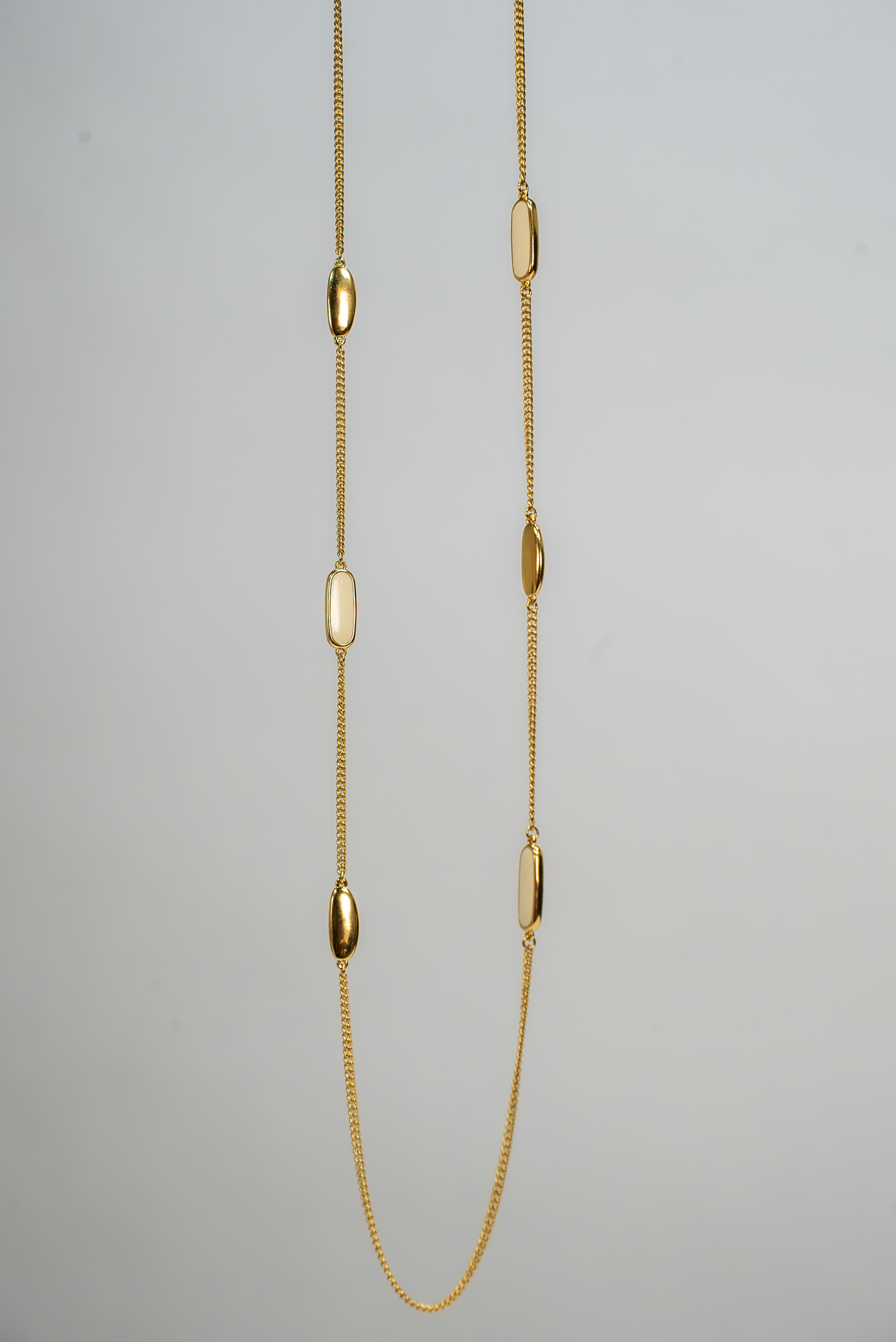 Sautoir Liora, long collier à pendentif émaillé doré à l'or fin, bijou sculptural Bertalia fait main à Paris.