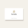 Carte-cadeau Bertalia, monogramme or et logo noir sur une carte blanche
