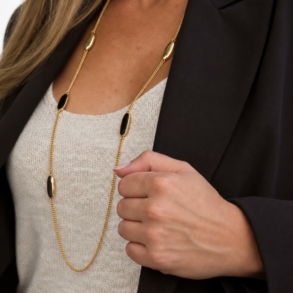 Sautoir Liora émail marron porté avec un blazer brun sur une maille écrue